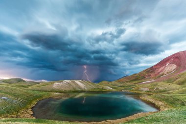 Kırgızistan 'da fırtınada Tulpar Kul Gölü' nün güzel manzarası