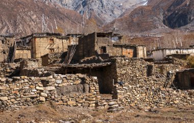 PURANG, NEPAL - CIRCA NOVEMBER 2013: Kasım 2013 'te Purang' da Muktinath çevresindeki Purang köyünün manzarası.