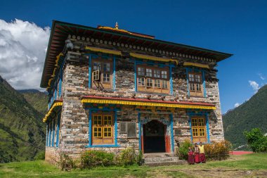 KHARIKHOLA, NEPAL - CIRCA ECTOBER 2013: Budist manastırı veya gompa Ekim 2013 'te Kharikhola' da.