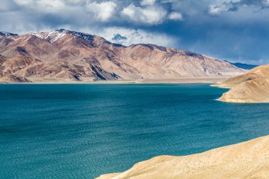 Tacikistan, Pamir 'deki Yashikul Gölü' nün güzel manzarası