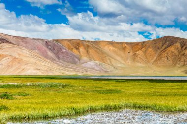 Tacikistan 'da Pamir' de Bulunkul Gölü 'nün güzel manzarası