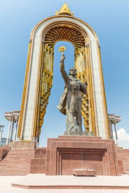 DUSHANBE, TAJIKISTAN - CIRCA HAZİRAN 2017: Dushanbe 'nin merkezinde Ismoil Somoni Heykeli Haziran 2017' de Dushanbe 'de.