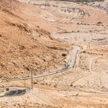 NAGEV, ISRAEL - CIRCA MAYIS 2018: Nagev Çölü boyunca yol manzarası Mayıs 2018.