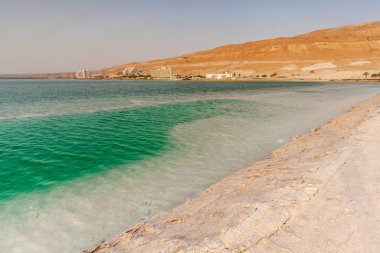 EIN BOKEK, ISRAEL - CIRCA MAYIS 2018: Ein Bokek 'te Mayıs 2018 sularında İsrail' deki Ölü Deniz 'in güzel manzarası.