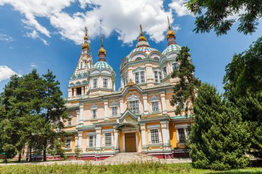 ALMATY, KAZAKHSTAN - CIRCA JUNE 2017: Zenkov Katedrali olarak da bilinen Yükseliş Katedrali, Almaty 'deki Panfilov Parkı' nda Haziran 2017 civarında yer alan bir Rus Ortodoks katedrali..