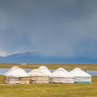 Song Kul - Kırgızistan 'ın Tian Shan Dağları' ndaki yüksek alp gölü