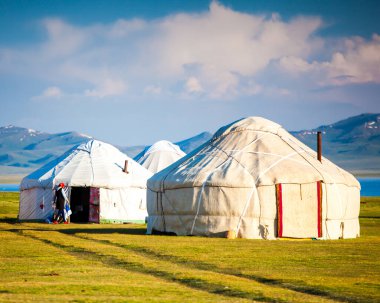 Song Kul - Kırgızistan 'ın Tian Shan Dağları' ndaki yüksek alp gölü