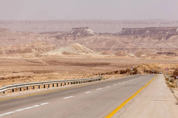 イスラエルのネゲヴ砂漠を通る道路の眺め — ストック写真