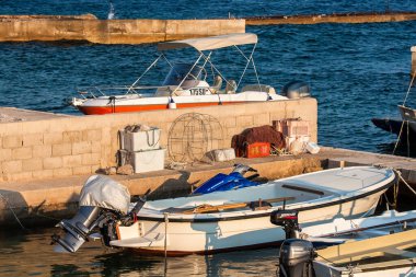Eylül 2016 'da Hvar adasındaki Sveta Nedilja köyündeki limanda motorlu tekne..