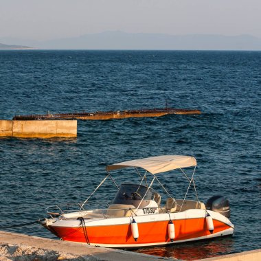 Eylül 2016 'da Hvar adasındaki Sveta Nedilja köyündeki limanda motorlu tekne..