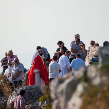 Sveti Nikola 'nın tepesindeki Kutsal Ayin Eylül 2016' da Hvar adasının en tepesinde gerçekleşti..