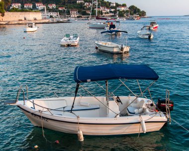 Hırvatistan 'ın Hvar adasındaki Zavala' dan güzel manzara Eylül 2016 'da Hvar' da.