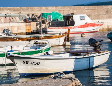 Hırvatistan 'ın Hvar adasındaki Zavala' dan güzel manzara Eylül 2016 'da Hvar' da.