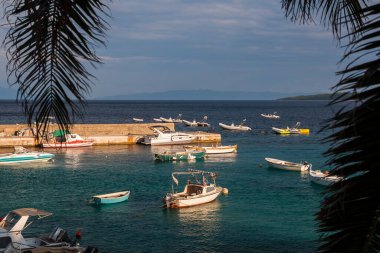 Hırvatistan 'ın Hvar adasındaki Zavala' dan güzel manzara Eylül 2016 'da Hvar' da.