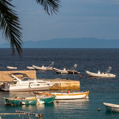 Hırvatistan 'ın Hvar adasındaki Zavala' dan güzel manzara Eylül 2016 'da Hvar' da.