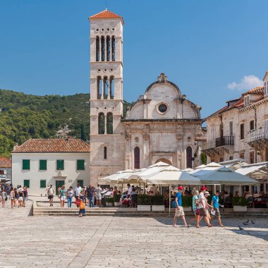 Hırvatistan 'ın Hvar adasındaki Hvar kasabasının güzel manzarası Ağustos 2016' da Hvar 'da.