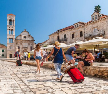 Hırvatistan 'ın Hvar adasındaki Hvar kasabasının güzel manzarası Ağustos 2016' da Hvar 'da.