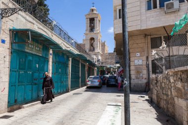 BETHLEHEM, ISRAEL - CIRCA MAYIS 2018: Beytüllahim 'in hareketli caddelerine bakış yaklaşık Mayıs 2018' de Beytüllahim 'de.