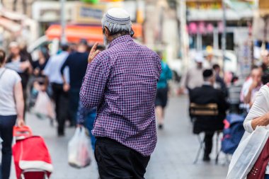 JERUSALEM, ISRAEL - CIRCA MAYIS 2018: Mahaneh Yehuda Pazarı 'ndaki İsrailliler.