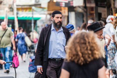 JERUSALEM, ISRAEL - CIRCA MAYIS 2018: Mahaneh Yehuda Pazarı 'ndaki İsrailliler.