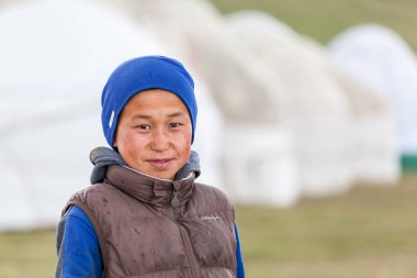SONG KUL, KYRGYZSTAN - CIRCA Haziran 2017: Song Kul yüksek dağlarındaki kamplardan birinin çocukları Kırgızistan 'ın Tian Shan Dağları' nda Haziran 2017 'de Song Kul.