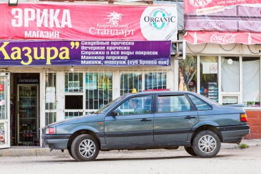 KARAKOL, KYRGYZSTAN - CIRCA HAZİRAN 2017: Karakol önceden Kırgızistan 'ın Kırgızistan' daki Issyk-Kul Gölü 'nün doğu ucu yakınlarındaki dördüncü büyük şehir.