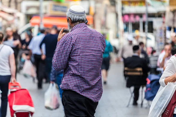 JERUSALEM, ISRAEL - CIRCA MAYIS 2018: Mahaneh Yehuda Pazarı 'ndaki İsrailliler.