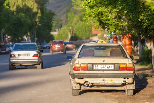 NARYN, KYRGYZSTAN - CIRCA HAZİRAN 2017: Naryn 'de Haziran 2017 sıralarında sokaklar ve şehir manzarası.