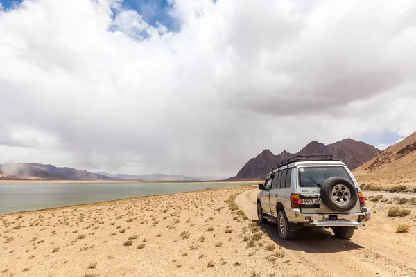 Rangkul Tajikistan Circa June 2017 Veículo Road Lago Rangkul Tajiquistão — Fotografia de Stock