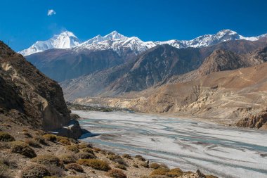 JOMSOM, NEPAL - CIRCA NOVEMBER 2013: Himalayalar (Dhaulagiri) ve Jomsom köyü Kasım 2013 'te Jomsom.