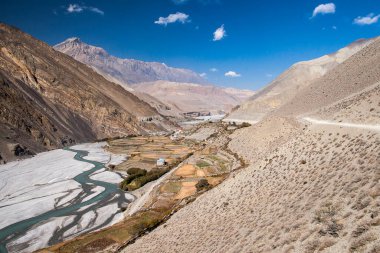 KAGBENI, NEPAL - CIRCA NOVEMBER 2013: Himalayalar 'ın görüntüsü Kasım 2013' te Kagbeni 'de Kagbeni köyünü kuşattı..