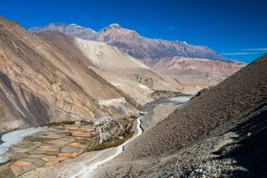 KAGBENI, NEPAL - CIRCA NOVEMBER 2013: Himalayalar 'ın görüntüsü Kasım 2013' te Kagbeni 'de Kagbeni köyünü kuşattı..