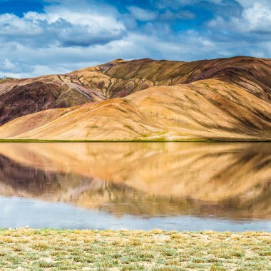 Tacikistan 'da Pamir' de Bulunkul Gölü 'nün güzel manzarası
