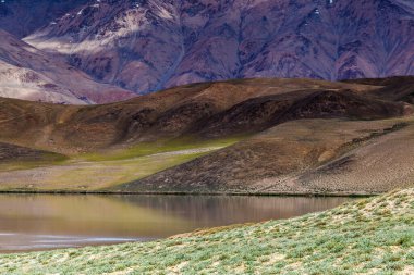Tacikistan 'da Pamir' de Bulunkul Gölü 'nün güzel manzarası