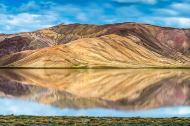 Tacikistan 'da Pamir' de Bulunkul Gölü 'nün güzel manzarası