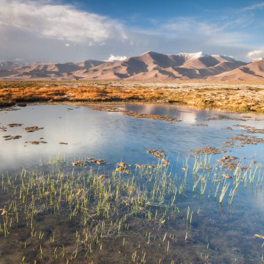 Tacikistan, Pamir 'deki Karakul gölünün güzel manzarası