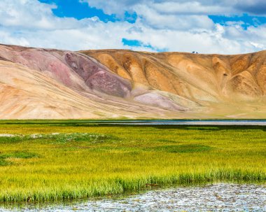 Tacikistan 'da Pamir' de Bulunkul Gölü 'nün güzel manzarası