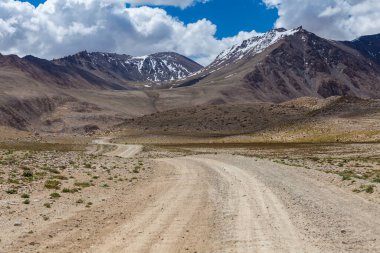 Pamir 'in güzel manzarası ve Wachan Koridoru boyunca uzanan yol