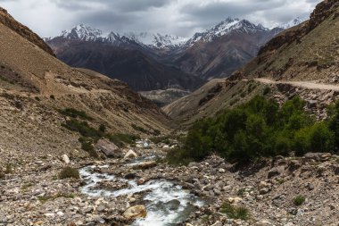 Pamir 'in güzel manzarası ve Wachan Koridoru boyunca uzanan yol