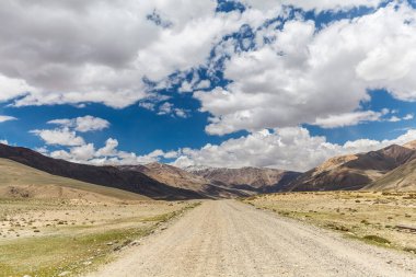 Pamir 'in güzel manzarası ve Wachan Koridoru boyunca uzanan yol