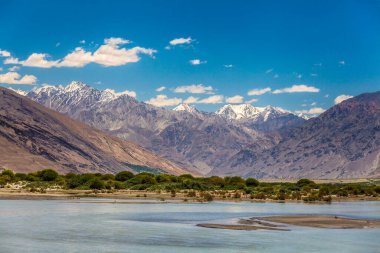 Wachan Koridoru boyunca Pamir, Afganistan ve Panj Nehri 'nin güzel manzarası