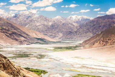 Wachan Koridoru boyunca Pamir, Afganistan ve Panj Nehri 'nin güzel manzarası