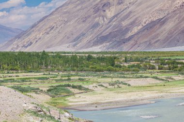 Wachan Koridoru boyunca Pamir, Afganistan ve Panj Nehri 'nin güzel manzarası