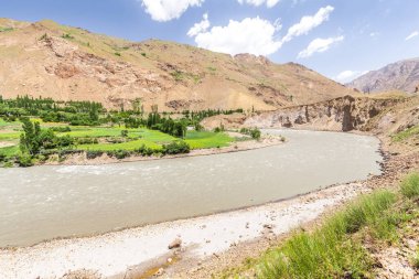 Wachan Koridoru boyunca Pamir, Afganistan ve Panj Nehri 'nin güzel manzarası