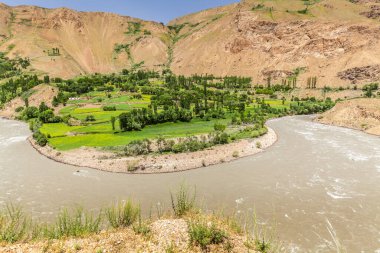 Wachan Koridoru boyunca Pamir, Afganistan ve Panj Nehri 'nin güzel manzarası