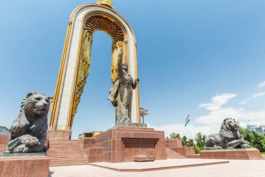 DUSHANBE, TAJIKISTAN - CIRCA HAZİRAN 2017: Dushanbe 'nin merkezinde Ismoil Somoni Heykeli Haziran 2017' de Dushanbe 'de.