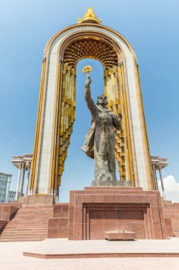 DUSHANBE, TAJIKISTAN - CIRCA HAZİRAN 2017: Dushanbe 'nin merkezinde Ismoil Somoni Heykeli Haziran 2017' de Dushanbe 'de.
