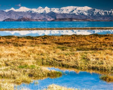 Tacikistan, Pamir 'deki Karakul gölünün güzel manzarası