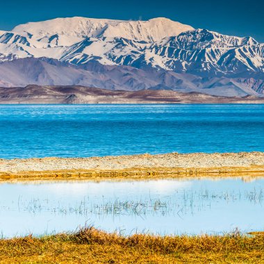 Tacikistan, Pamir 'deki Karakul gölünün güzel manzarası