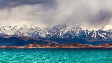 Tacikistan, Pamir 'deki Karakul gölünün güzel manzarası